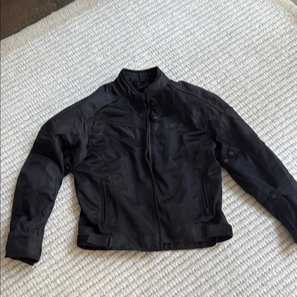Sleek Black Performance Jacket with Long Sleeves